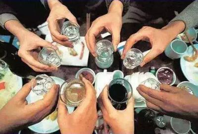 日飲半斤白酒，小伙竟現“女兒身”？揭秘酒精與激素的致命關聯
